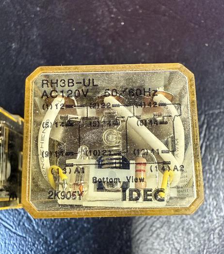 Used LOT OF 2 IDEC RH3B-UL CUBE RELAY AC120V GHA-GS11