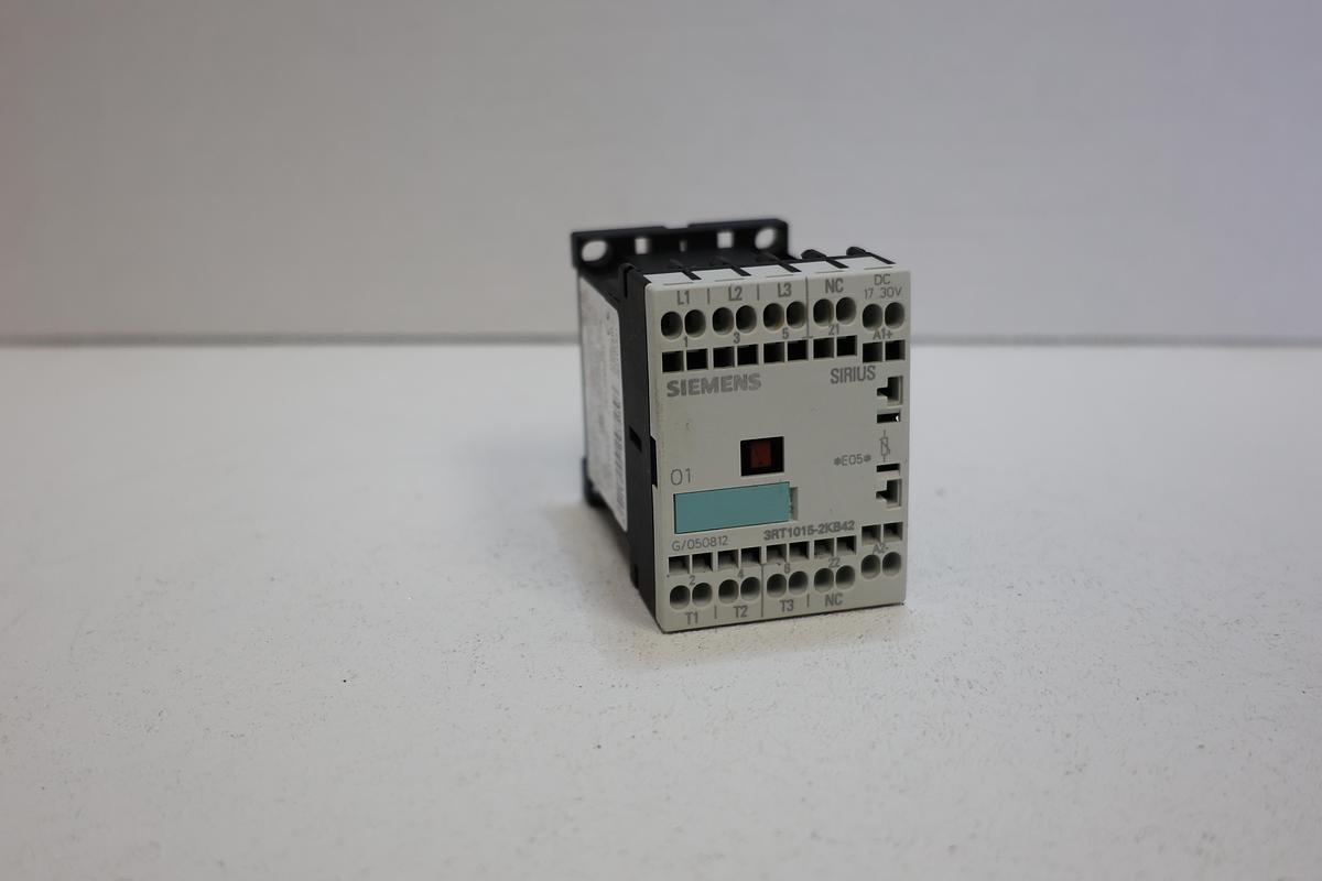 Used Siemens 3RT1015-2KB42 Control Relay – 4-Pole, 24V DC Coil