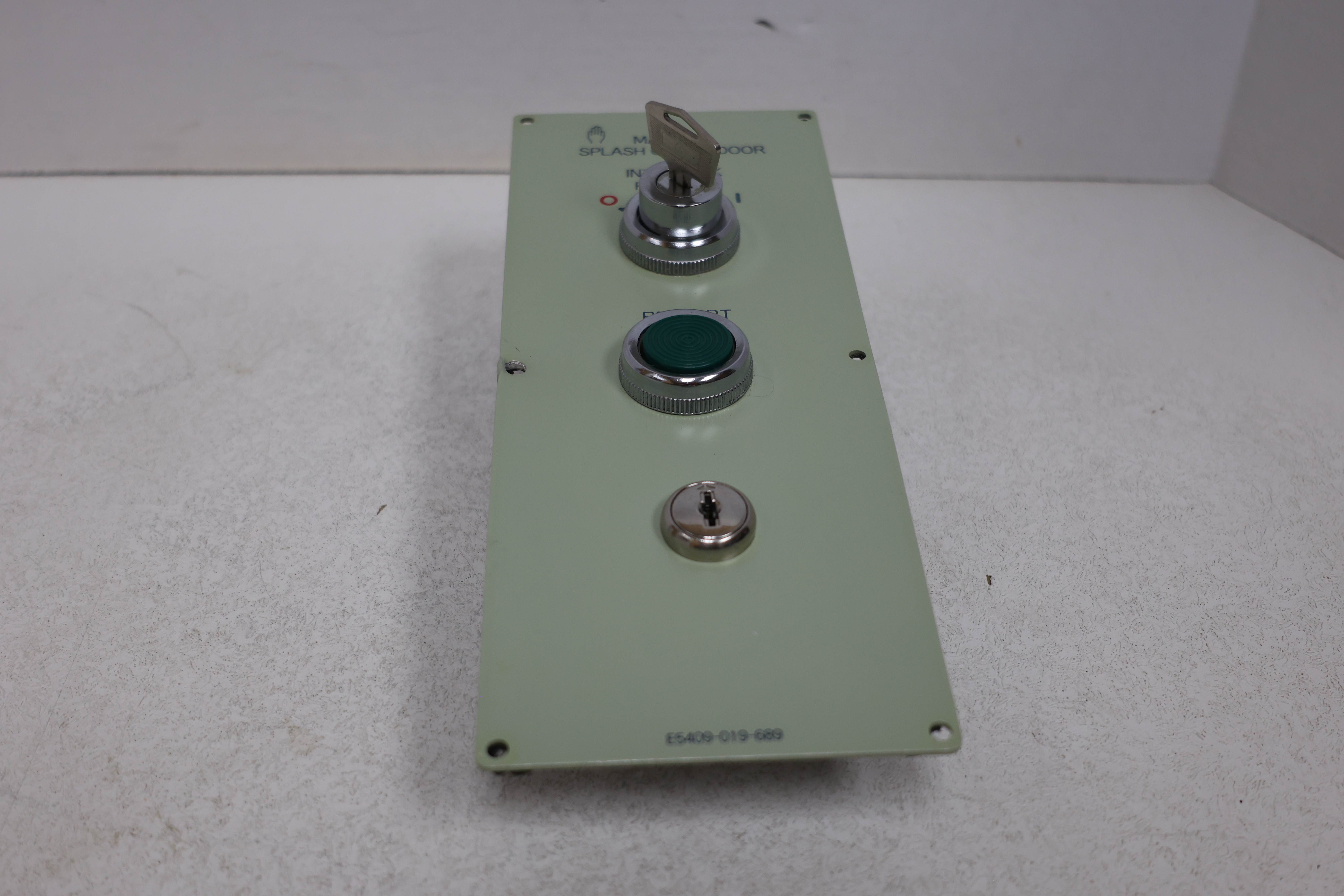 Used OKUMA E5409-019-689 Manual Splash Guard Door Control Panel CNC Key Switch