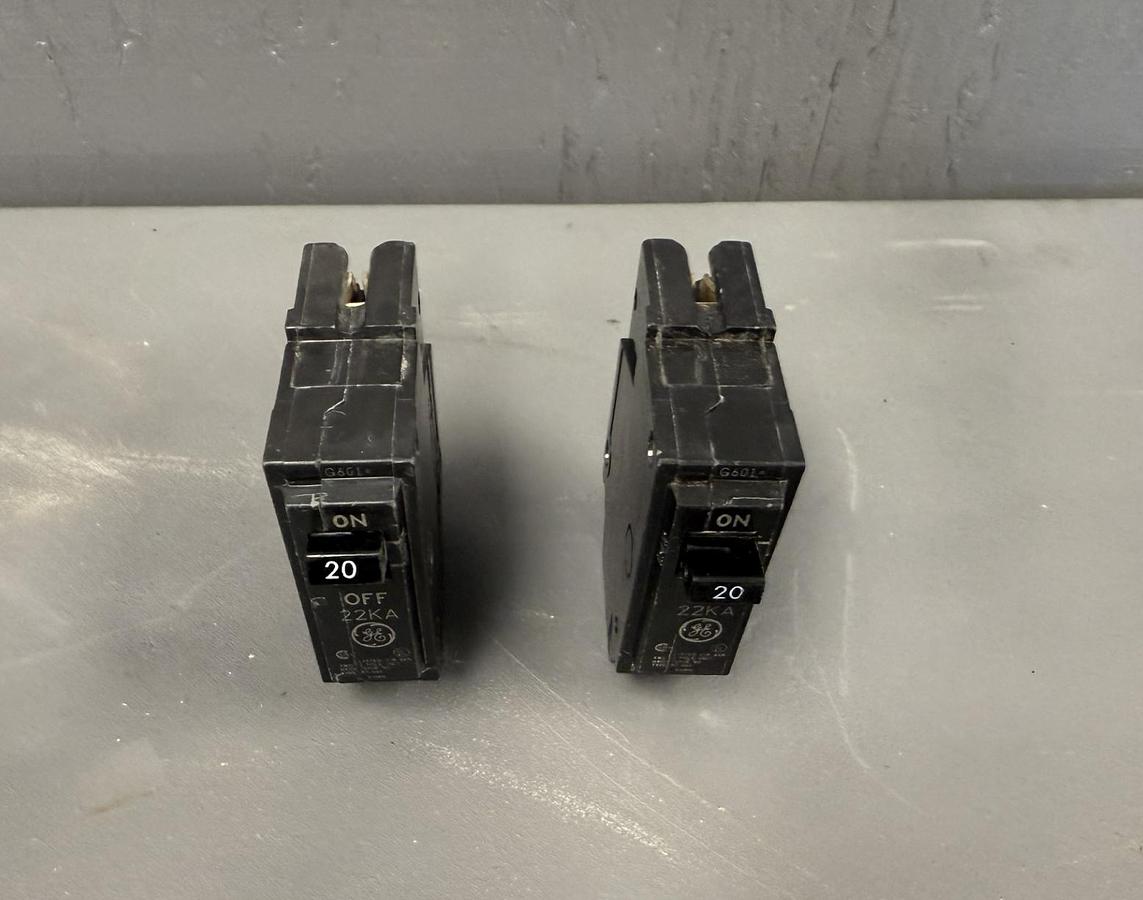 Used Lot Of 2 General Electric THHQB1120 1 Pole 20A Breaker GHA-128