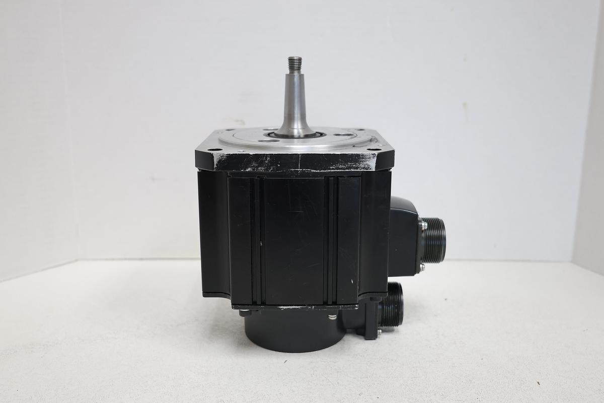Used Mitsubishi HC102T-SZ AC Servo Motor 2000RPM 123V 6A w/ OSE105S2 Encoder