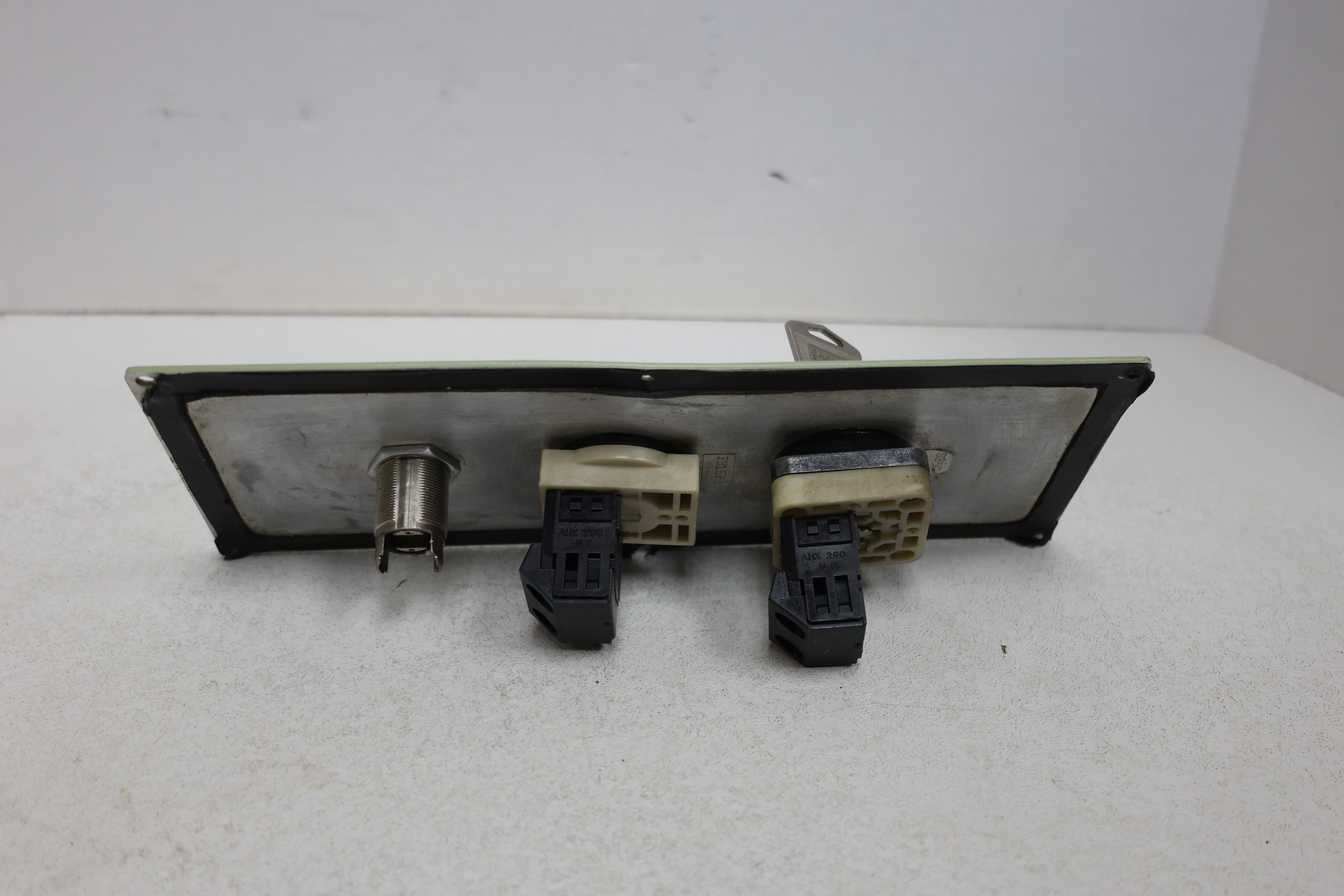 Used OKUMA E5409-019-689 Manual Splash Guard Door Control Panel CNC Key Switch