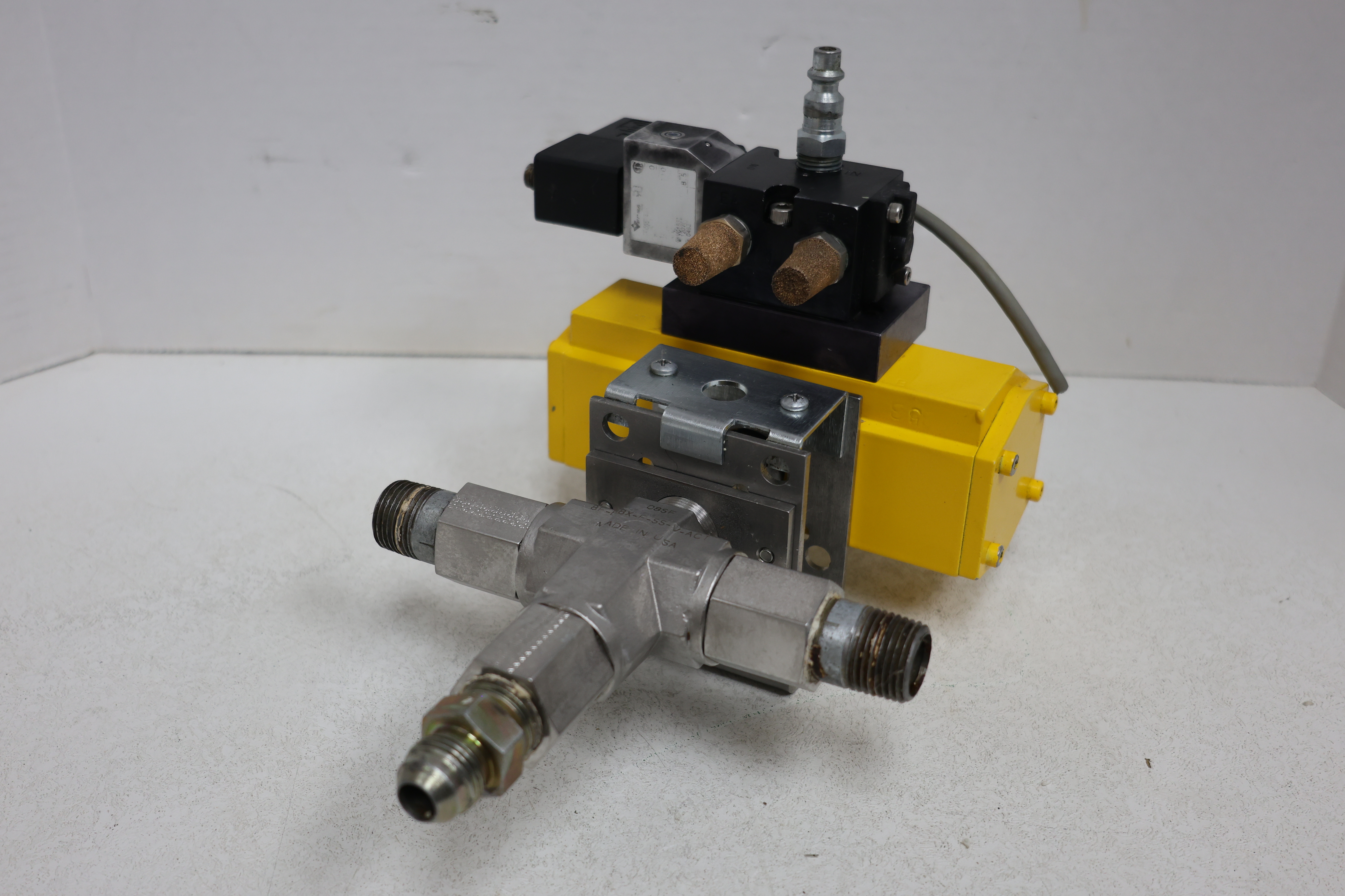 Used Parker 8F-B8XJ2-V-SS-61ADX Series 60 3-Way Pneumatic Ball Valve 1/2" SS GHA-122