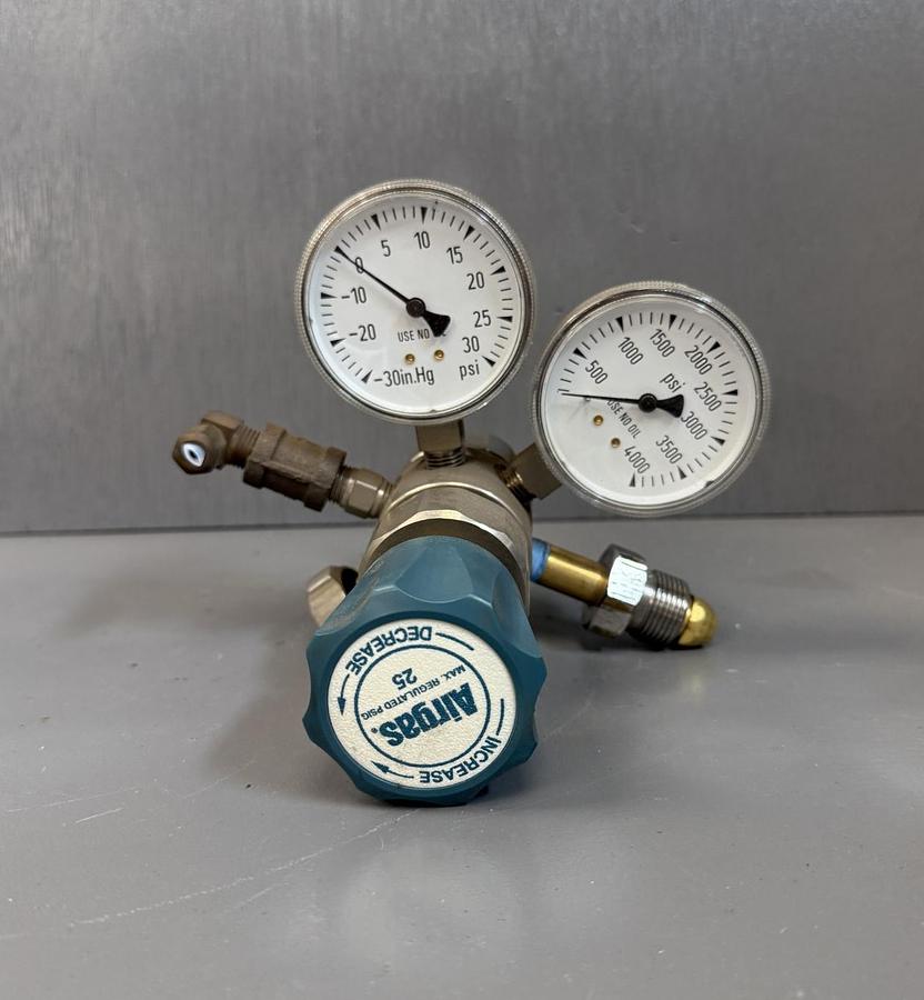 Used AIRGAS REGULATOR Y12-244A GHA-SS5