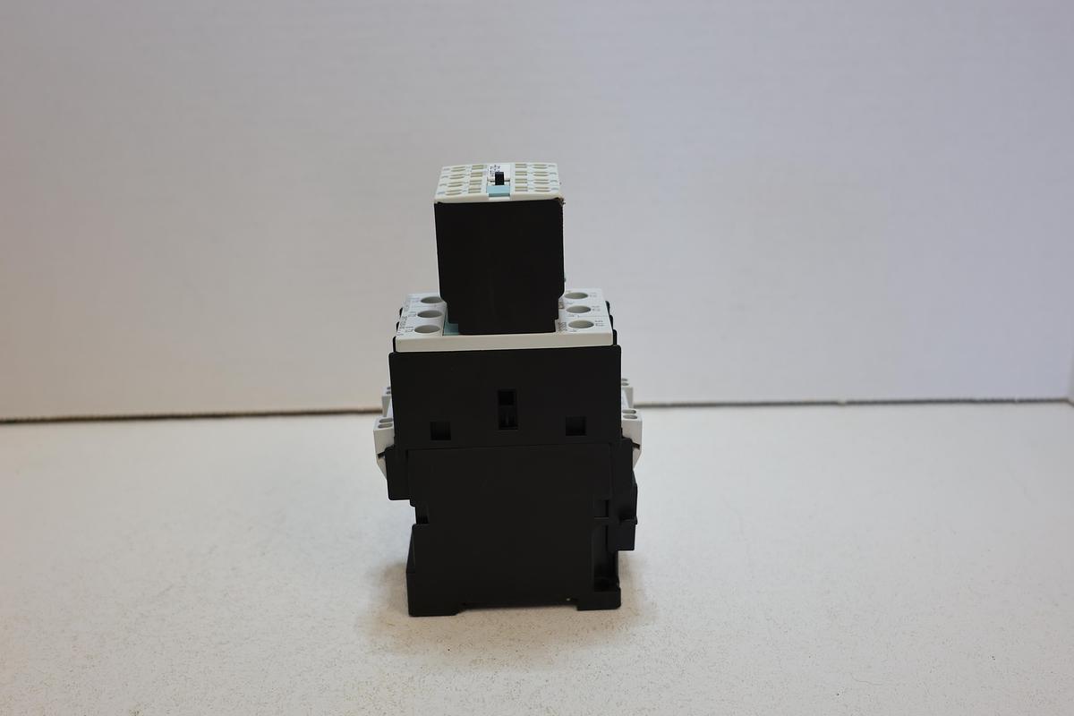 Used Siemens 3RT1026-3K Contactor w/ 3RH1921-2HA22 & 3RT1926-1BB00 Used