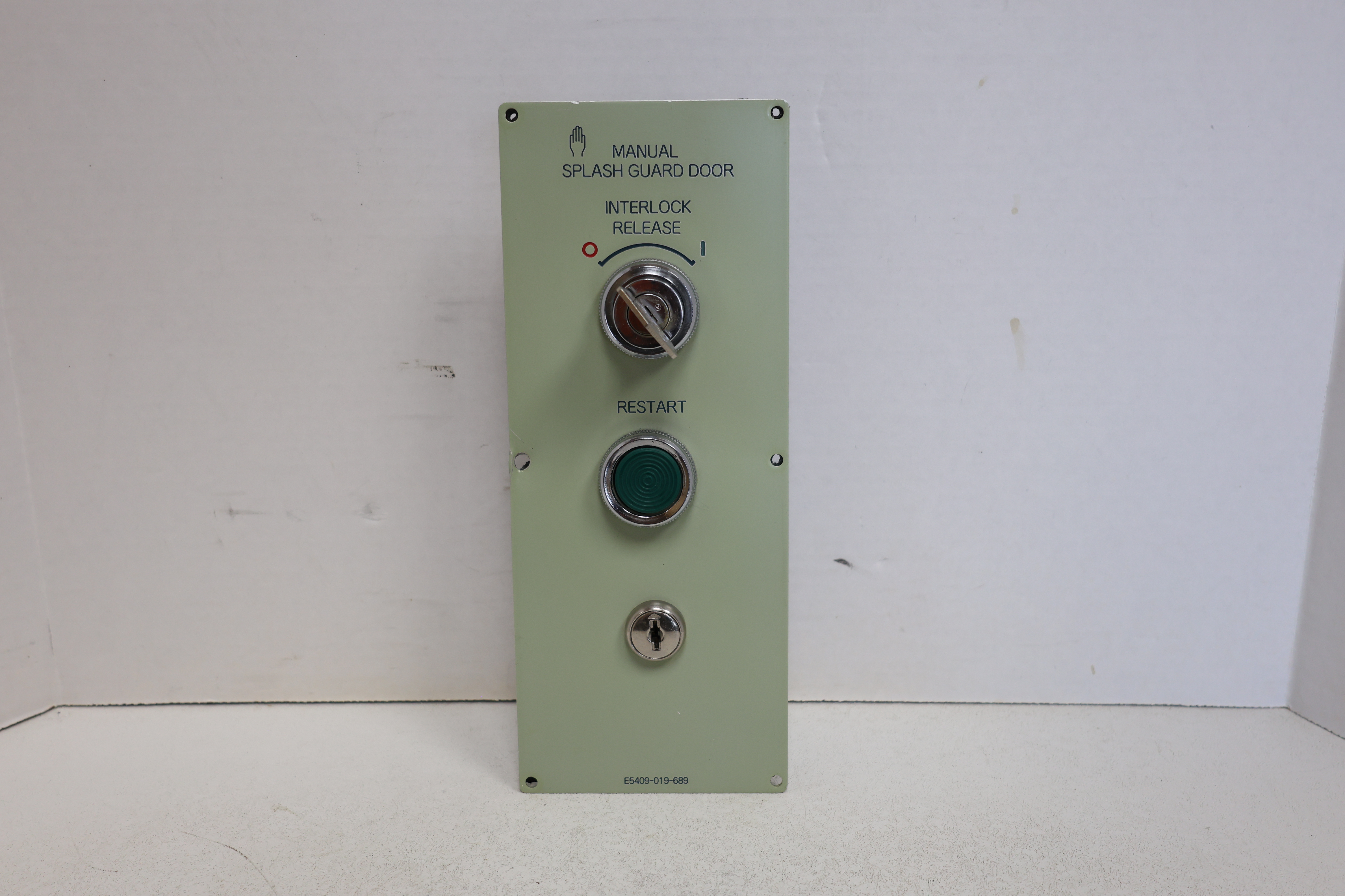 Used OKUMA E5409-019-689 Manual Splash Guard Door Control Panel CNC Key Switch