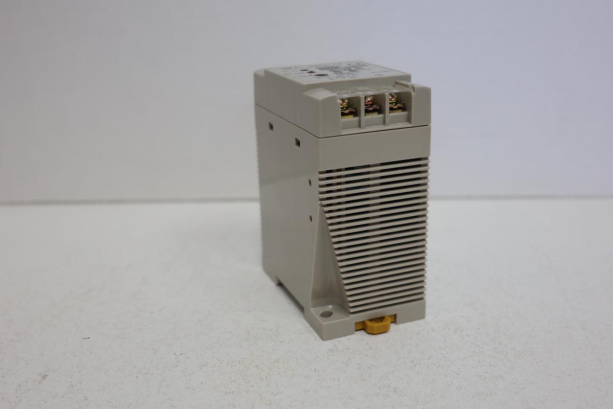 Used Omron S82K-01505 Power Supply 5VDC 3A 15W DIN Rail Industrial PLC