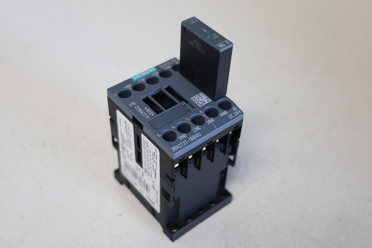 Used Siemens 3RH2131-1BB40 Contactor relay paired with a 3RT2916-1DG00 Auxiliary contact block. GHA-161