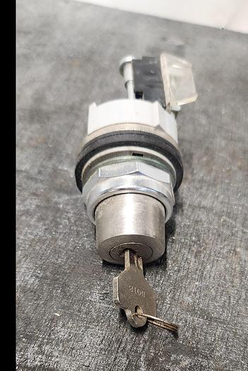 Used Allen-Bradley 800T-H33A 2 Position Selector Switch - GHA-63