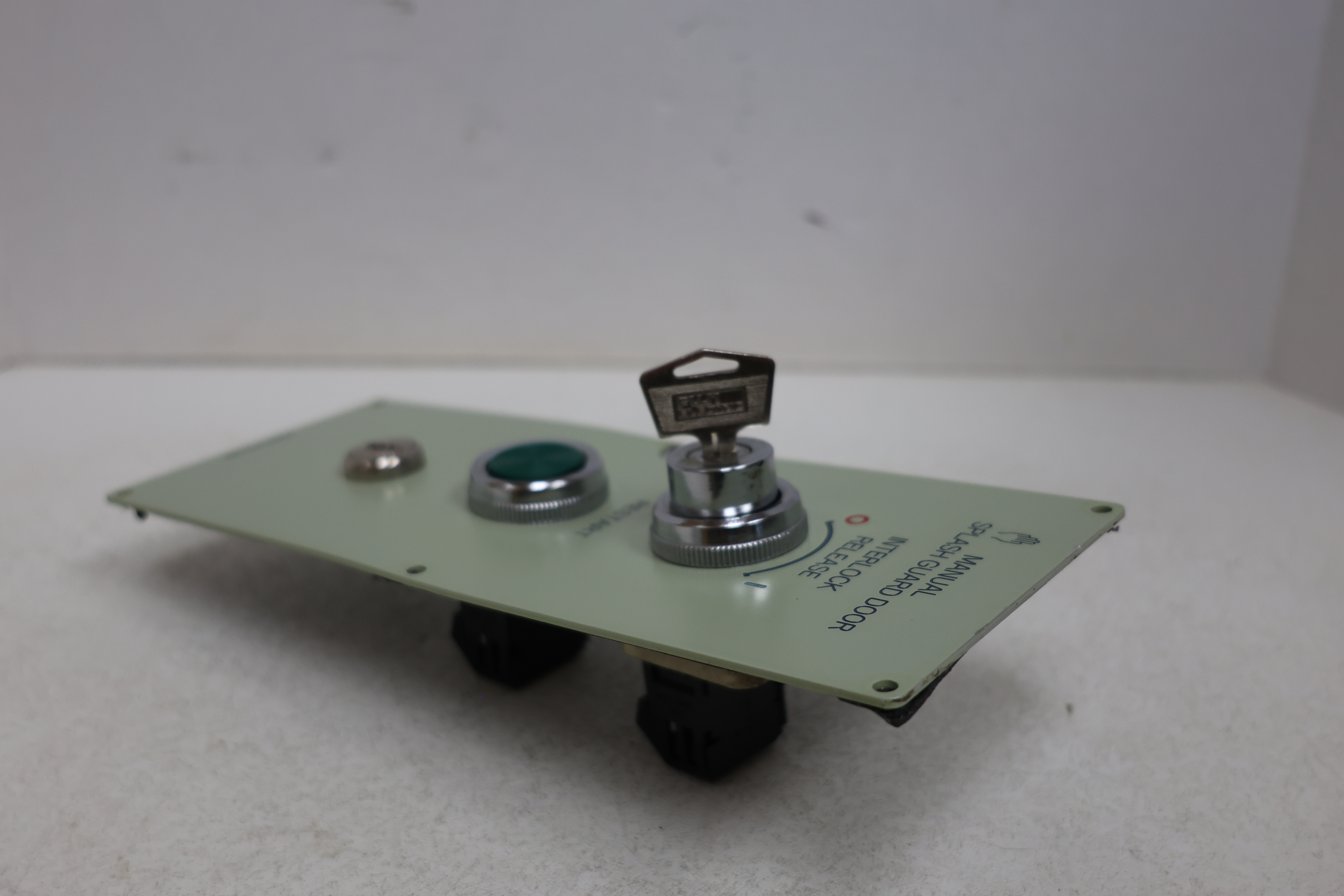 Used OKUMA E5409-019-689 Manual Splash Guard Door Control Panel CNC Key Switch