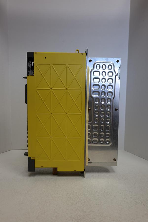 Used FANUC A06B-6114-H304 Alpha i 3-Axis Servo Amplifier SVM3-20/20/40i GHA-21