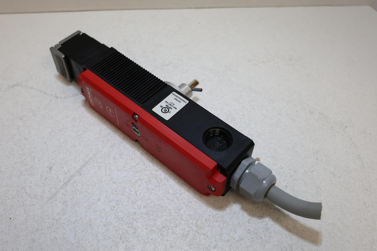 Used Euchner STP3D-4141A024MC2117 Safety Interlock Switch 24V AC/DC IP67