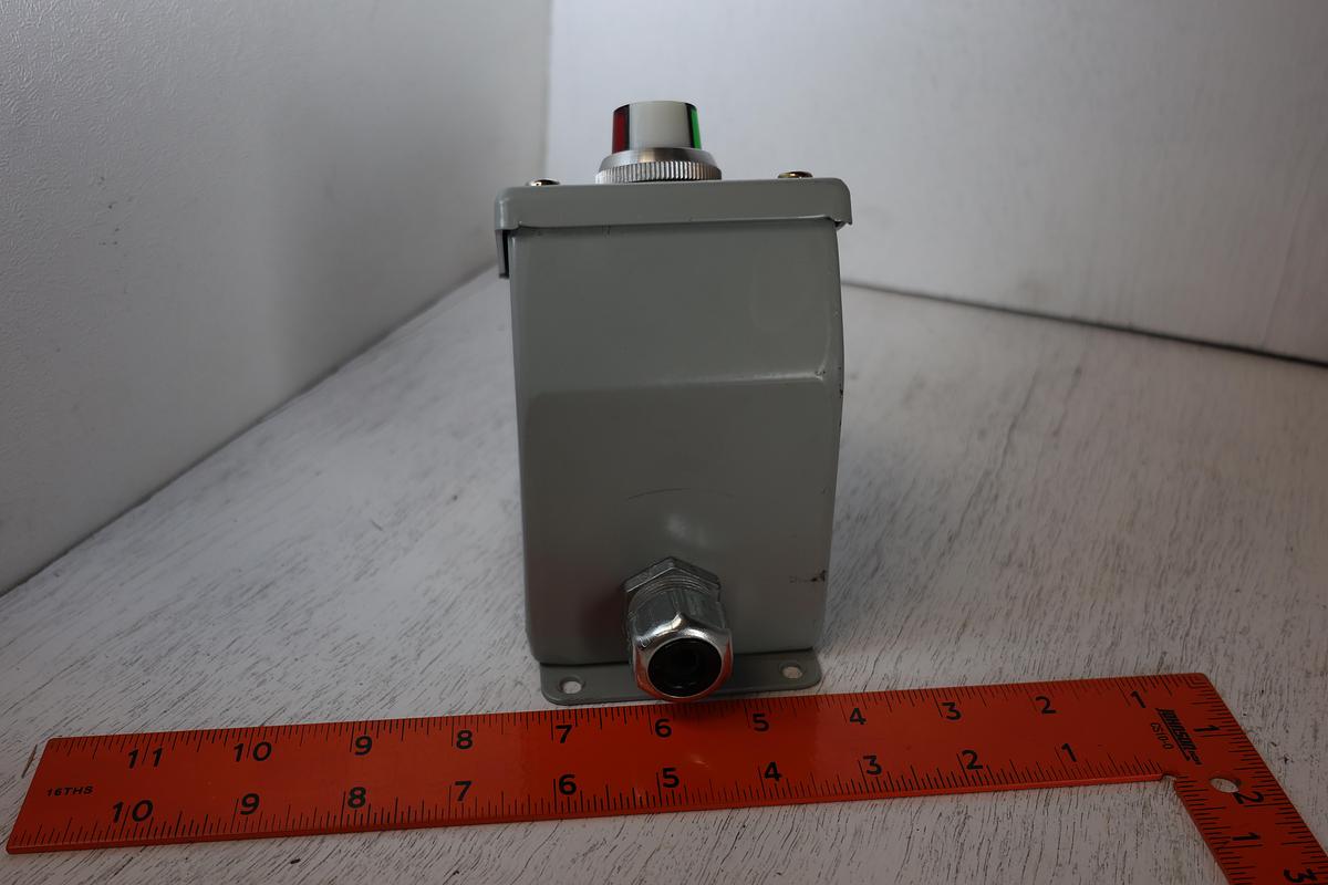 Used Hoffman Single Hole Push Button Enclosure (Type 12/13) w/ Allen-Bradley 800T-QC324 Cluster Pilot Light GHA 181