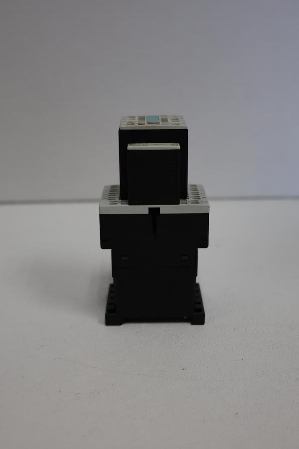 Used SIEMENS 3RT1016-2BB42 Paired w/ 3RH1911-2FA31 + 3RT1916-1BB00