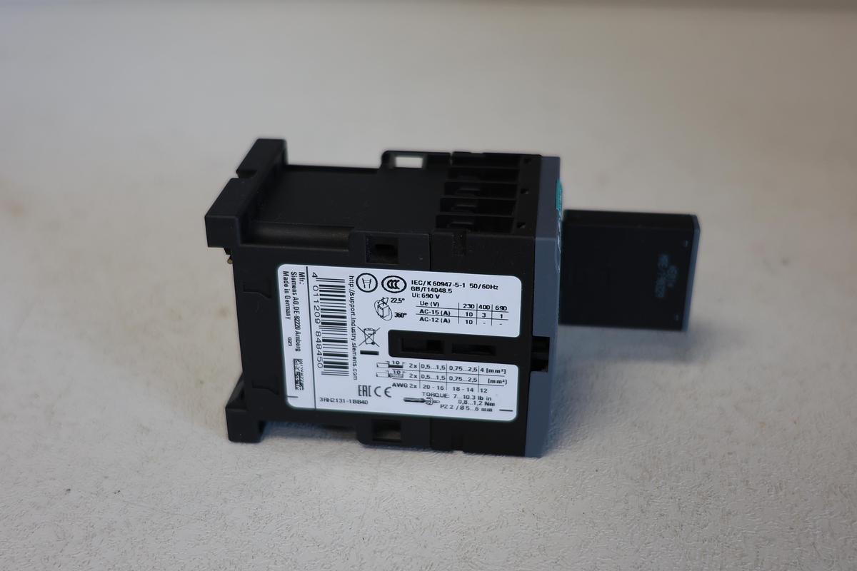 Used Siemens 3RH2131-1BB40 Contactor relay paired with a 3RT2916-1DG00 Auxiliary contact block. GHA-161