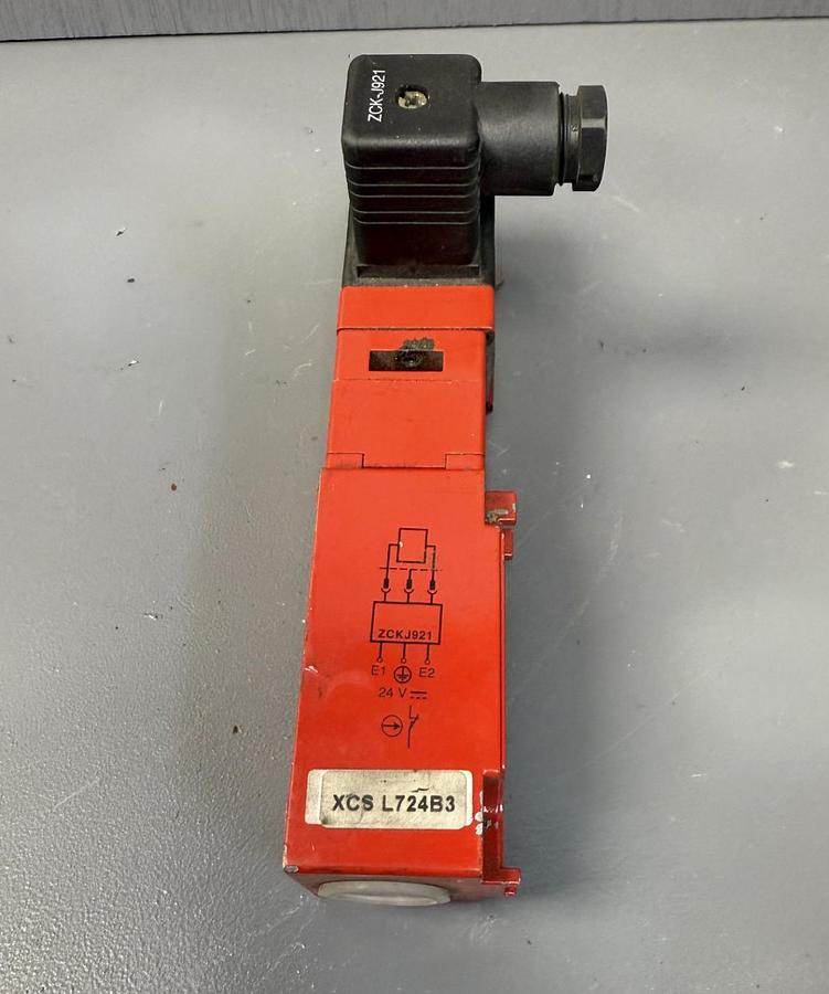 Used TELEMECANIQUE XCS-L724B3 LIMIT SWITCH GHGC7