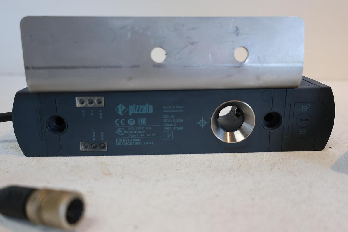 Used Pizzato NS D4AZ1SMK-F41 Safety Interlock Switch IP67 & IP69K PARTS ONLY/GHA-186