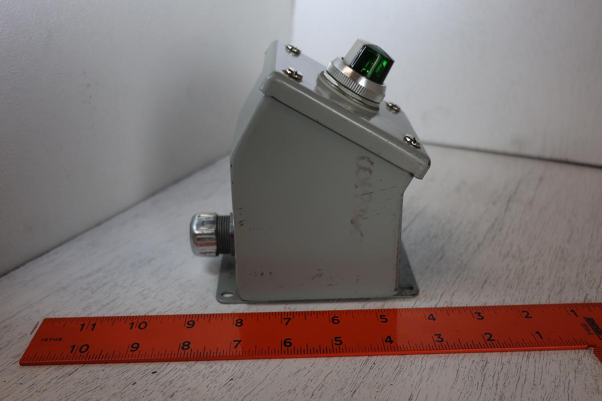 Used Hoffman Single Hole Push Button Enclosure (Type 12/13) w/ Allen-Bradley 800T-QC324 Cluster Pilot Light GHA 181