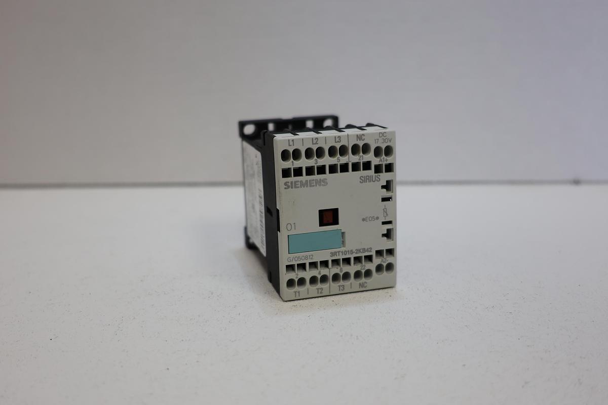 Used Siemens 3RT1015-2KB42 Control Relay – 4-Pole, 24V DC Coil