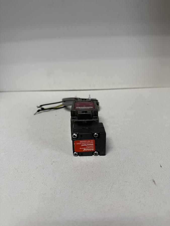 Refurbished (Refurbished) Euchner NZ1VZ-538 E Safety Interlock Switch GHC-27