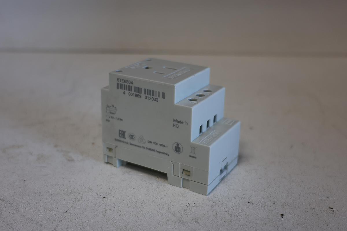 Used Siemens 5TE6804 Modular socket outlet - High Quality, Reliable Power Solution