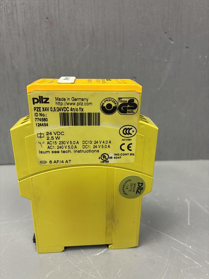 Used PILZ PZE X4V 0,5/24VDC 4n/o fix SAFETY RELAY 24 VDC 2,5 W GHC-34