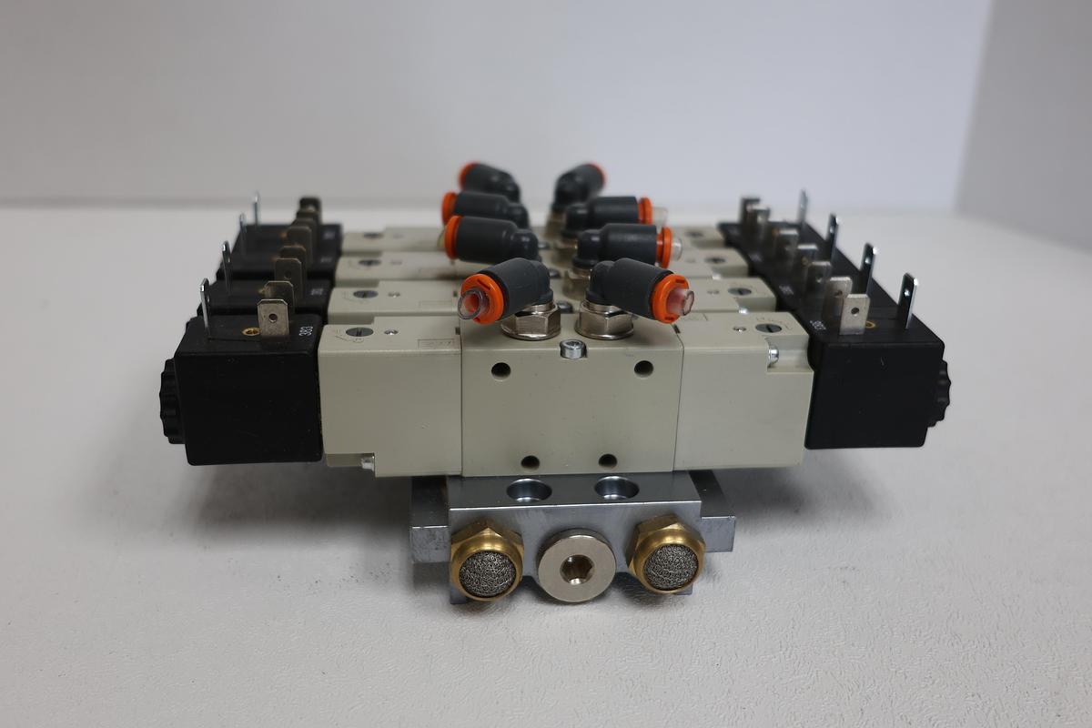 Used Metal Work Pneumatic Valve Manifold + Pneumatic Cylinder + Solenoid Valves – Fluid Automation Systems – 24VDC – 10 Bar GHA-188