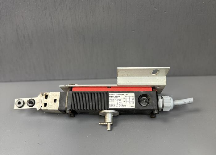 Used EUCHNER STPA3D-2131A024MC1743 SAFETY SWITCH 090230 GHA-71