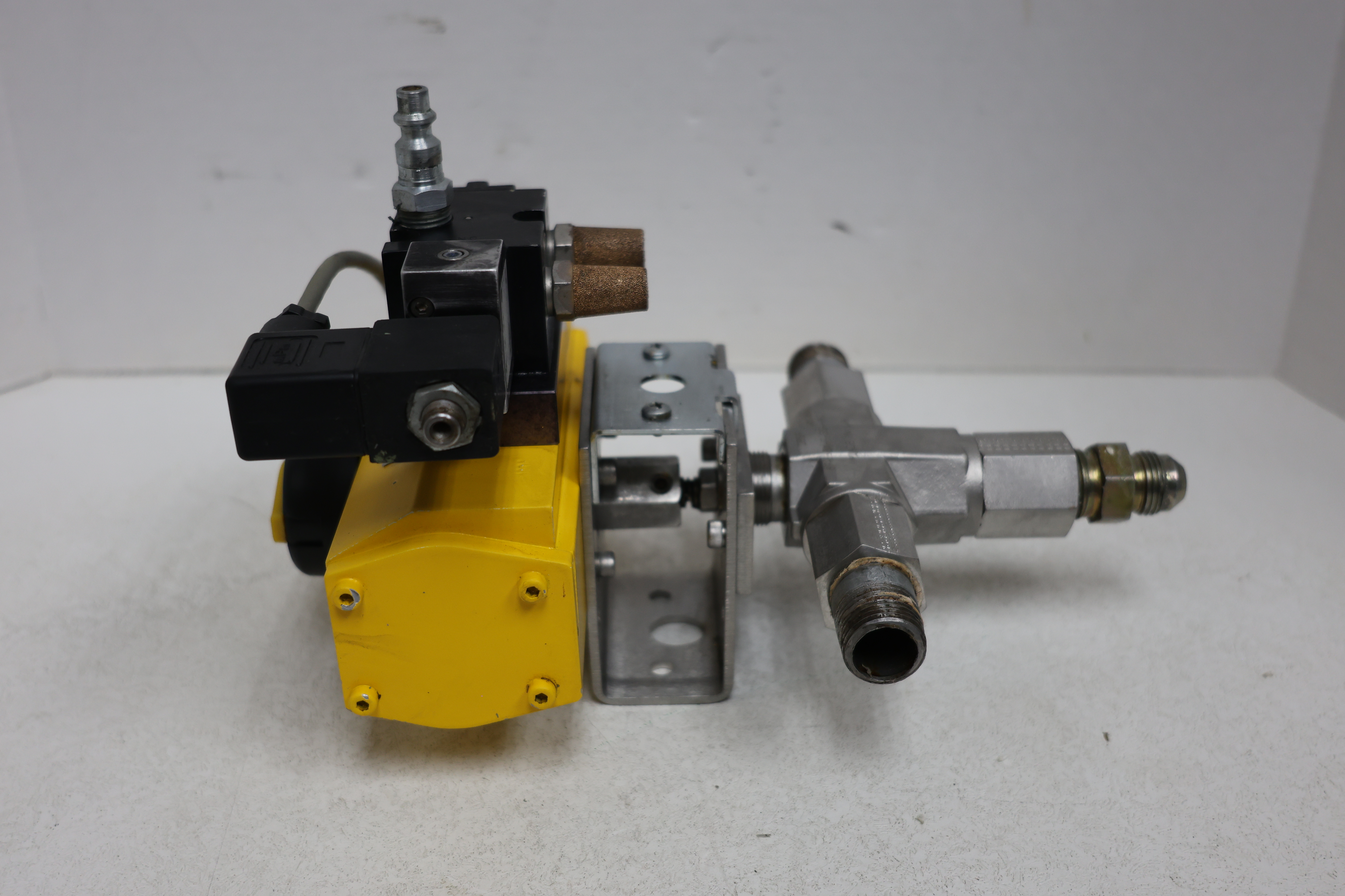 Used Parker 8F-B8XJ2-V-SS-61ADX Series 60 3-Way Pneumatic Ball Valve 1/2" SS GHA-122
