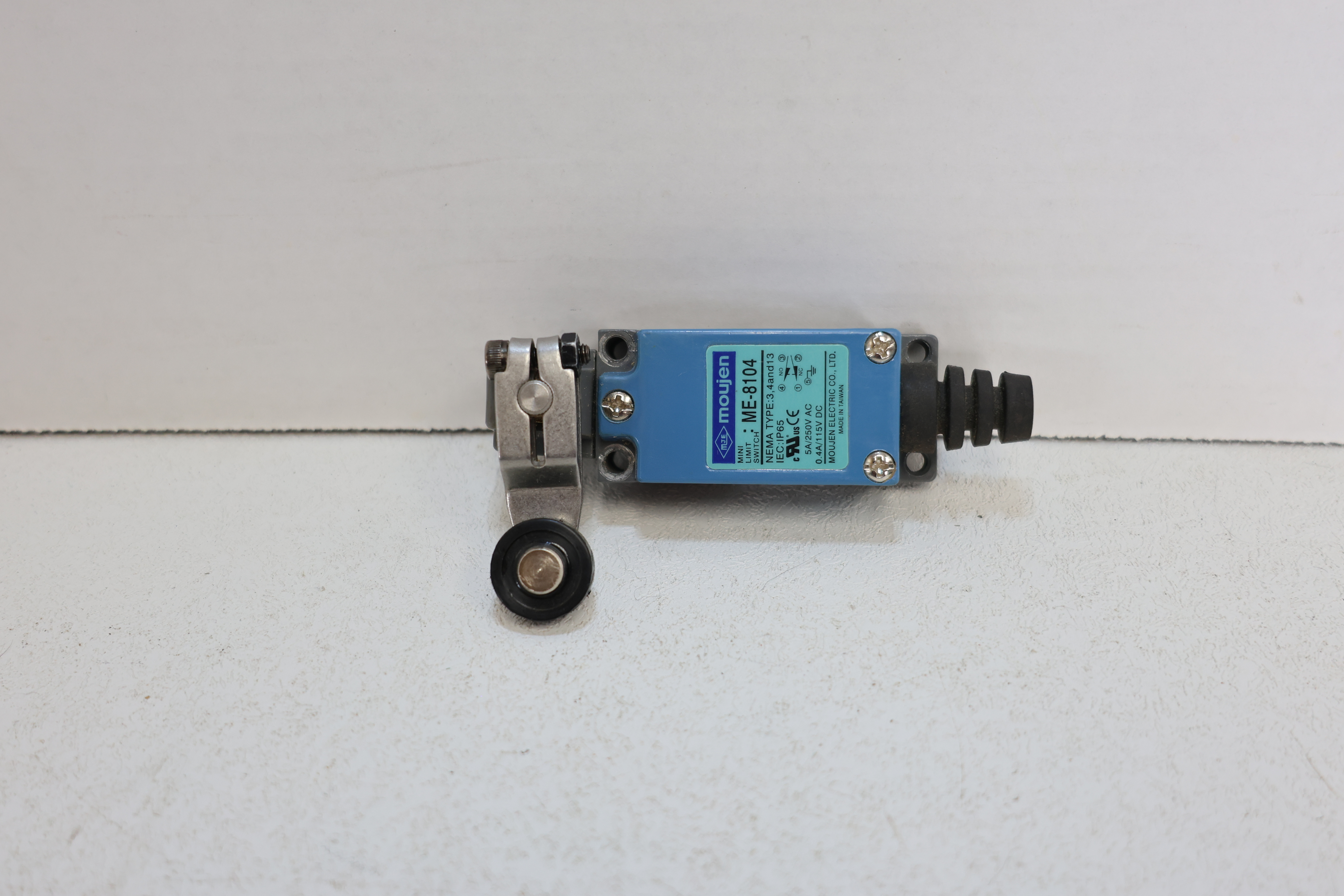 Moujen ME-8104 Limit Switch Side Rotary Roller Lever SPDT 5A 250VAC IP65 NEW