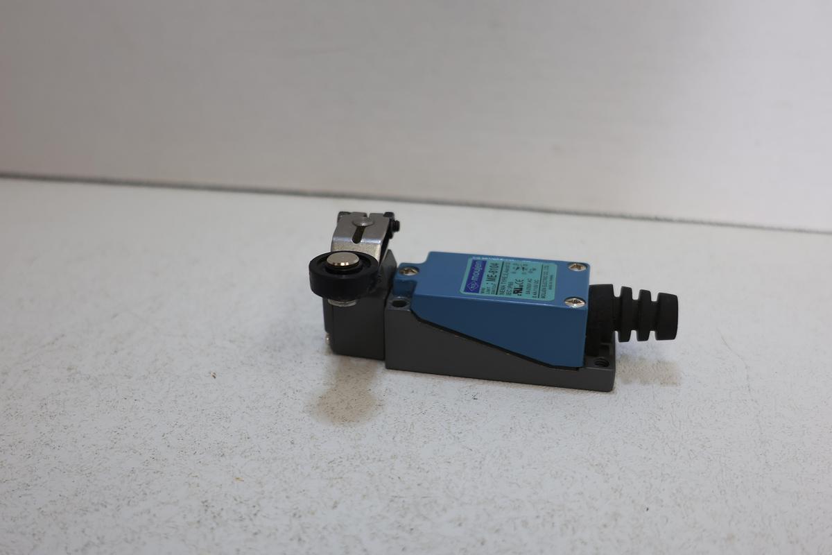 Moujen ME-8104 Limit Switch Side Rotary Roller Lever SPDT 5A 250VAC IP65 NEW