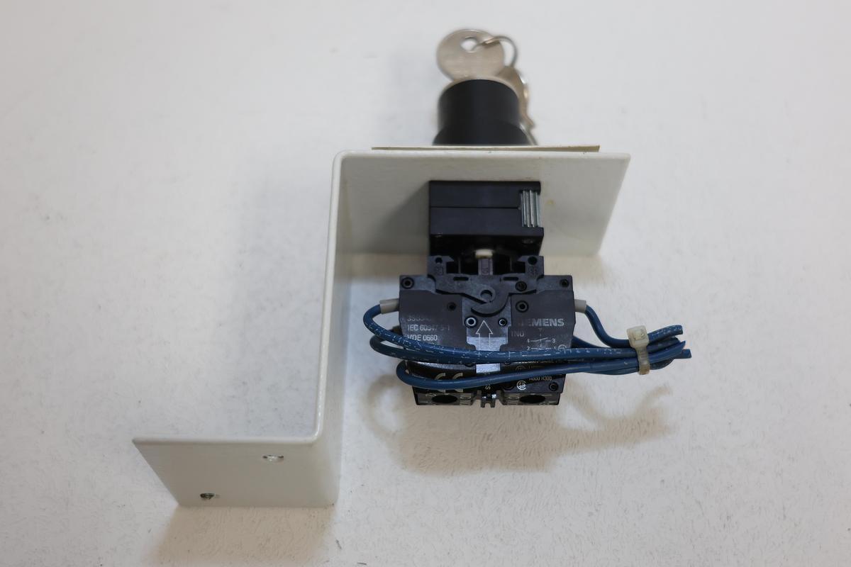 Used Siemens industrial key operated selector switch 3SB3