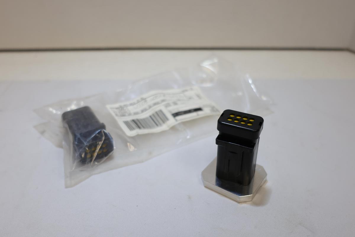 Used Lot of 2 TE Connectivity DEUTSCH DT04-08PA-L012 776495-2 8-Pin Connector New