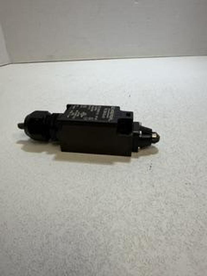 Used Schmersal TR 236-02z-ID Roller Plunger Limit Switch GHGC-4