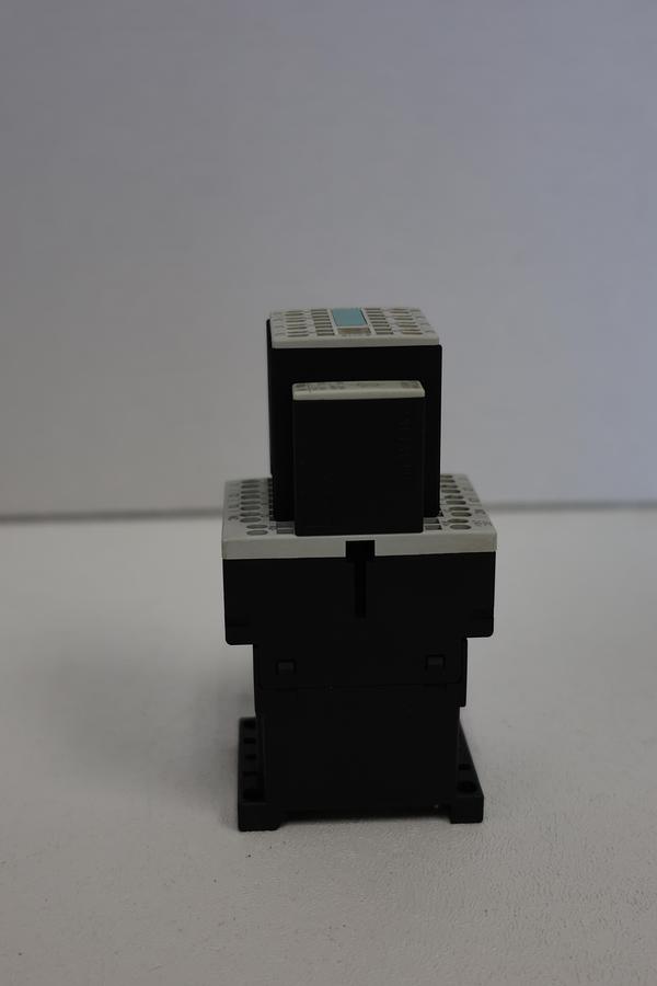 Used Siemens 3RT1015-2BB42 W/3RH1911-2FA31 + 3RT1916-1BB00