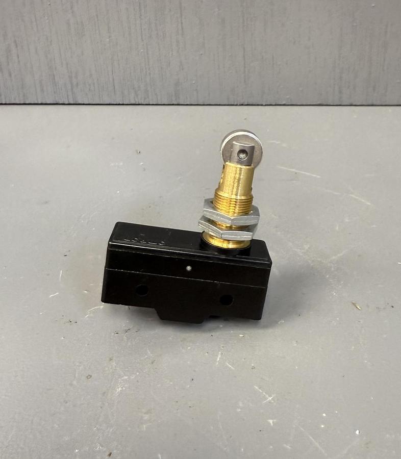 Used OMRON Z-15GQ22-B 7-K INDUSTRIAL SNAP ACTION SWITCH GHA-GC7