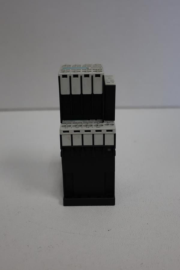 Used SIEMENS 3RT1016-2BB42 Paired w/ 3RH1911-2FA31 + 3RT1916-1BB00