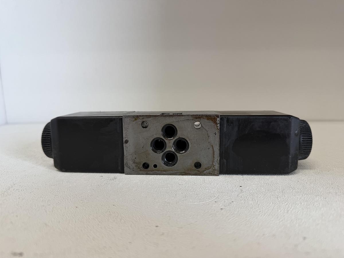 Used Vickers DG4V-3S-6C-M-U-H5-60 Hydraulic Solenoid Valve GHA-180