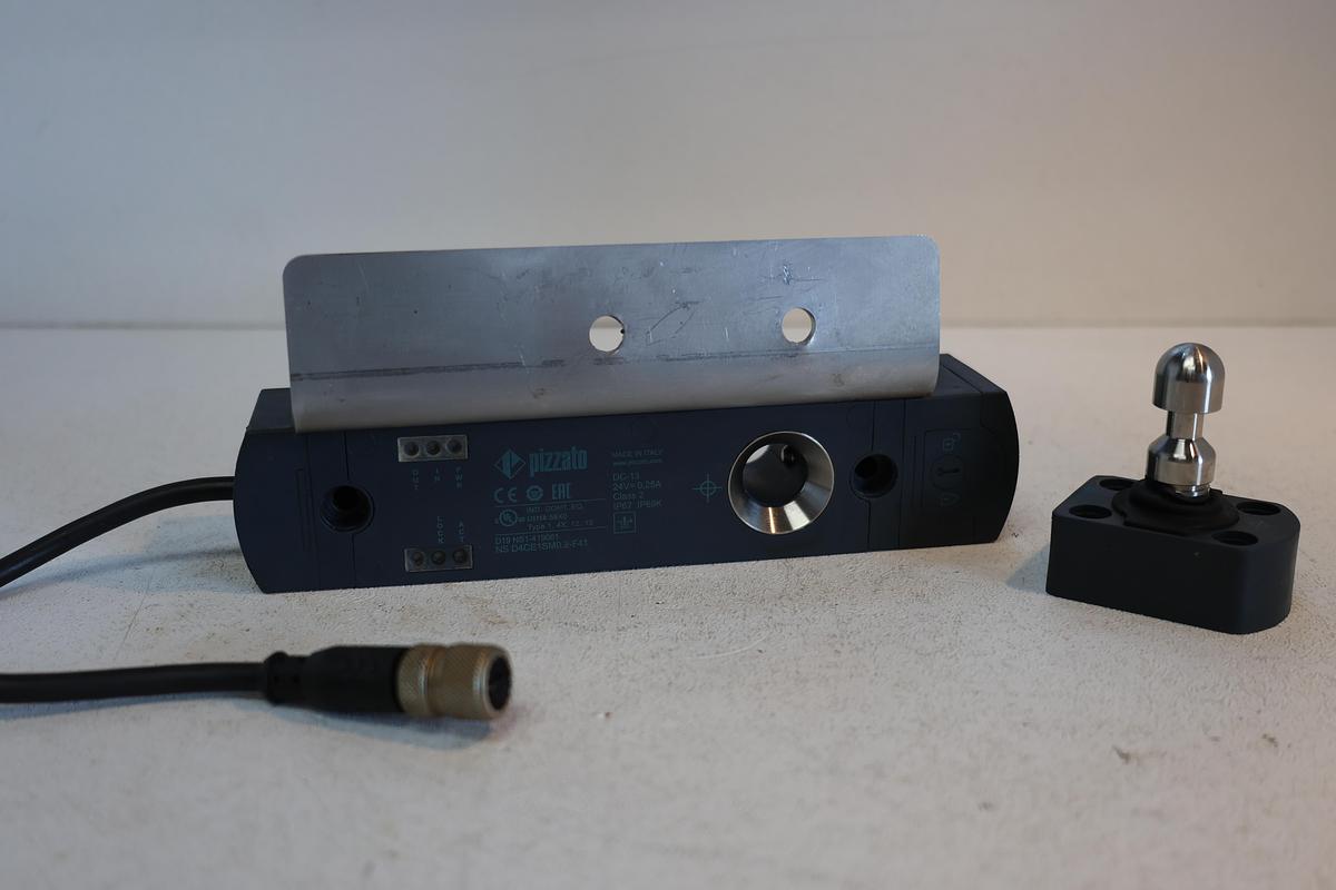 Used Pizzato NS D4AZ1SMK-F41 Safety Interlock Switch IP67 & IP69K PARTS ONLY/GHA-186