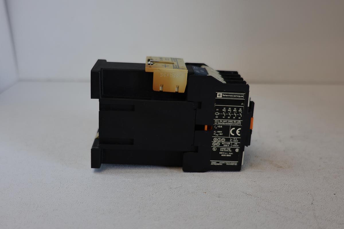 Used Telemecanique CA3 DN40 w/ LA4 DC1U