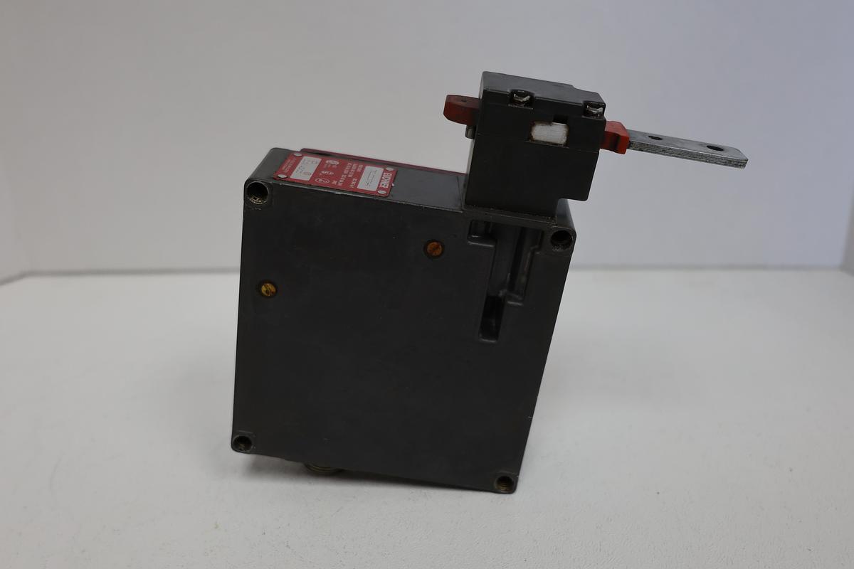 Used Euchner Safety Switch TZ1LC110PG-R 110V AC/DC No key PARTS ONLY GHA-86