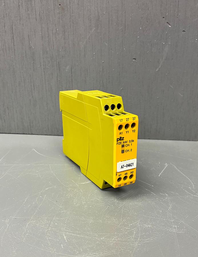 Used PILZ PZE X4V 0,5/24VDC 4n/o fix SAFETY RELAY 24 VDC 2,5 W GHC-34