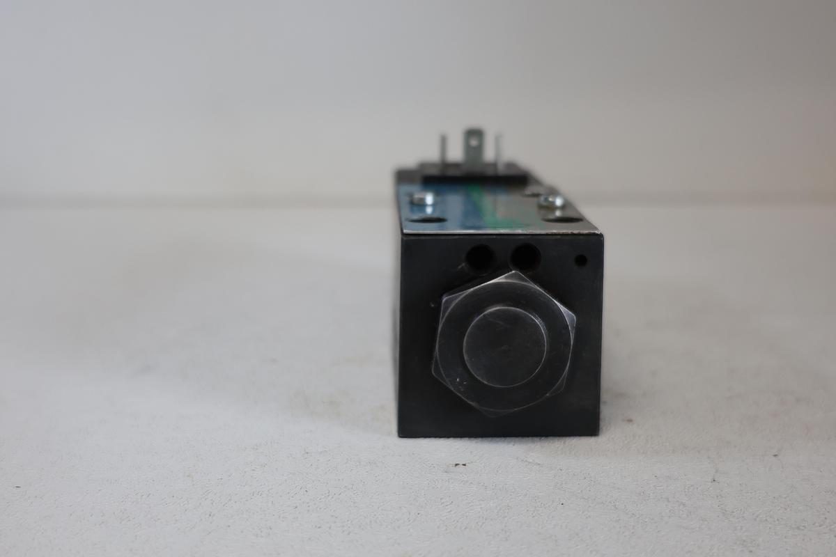 Used Vickers DG4V-3S-2A-M-U-H5-60 Solenoid Operated Directional Control Valve – Used GHA-184