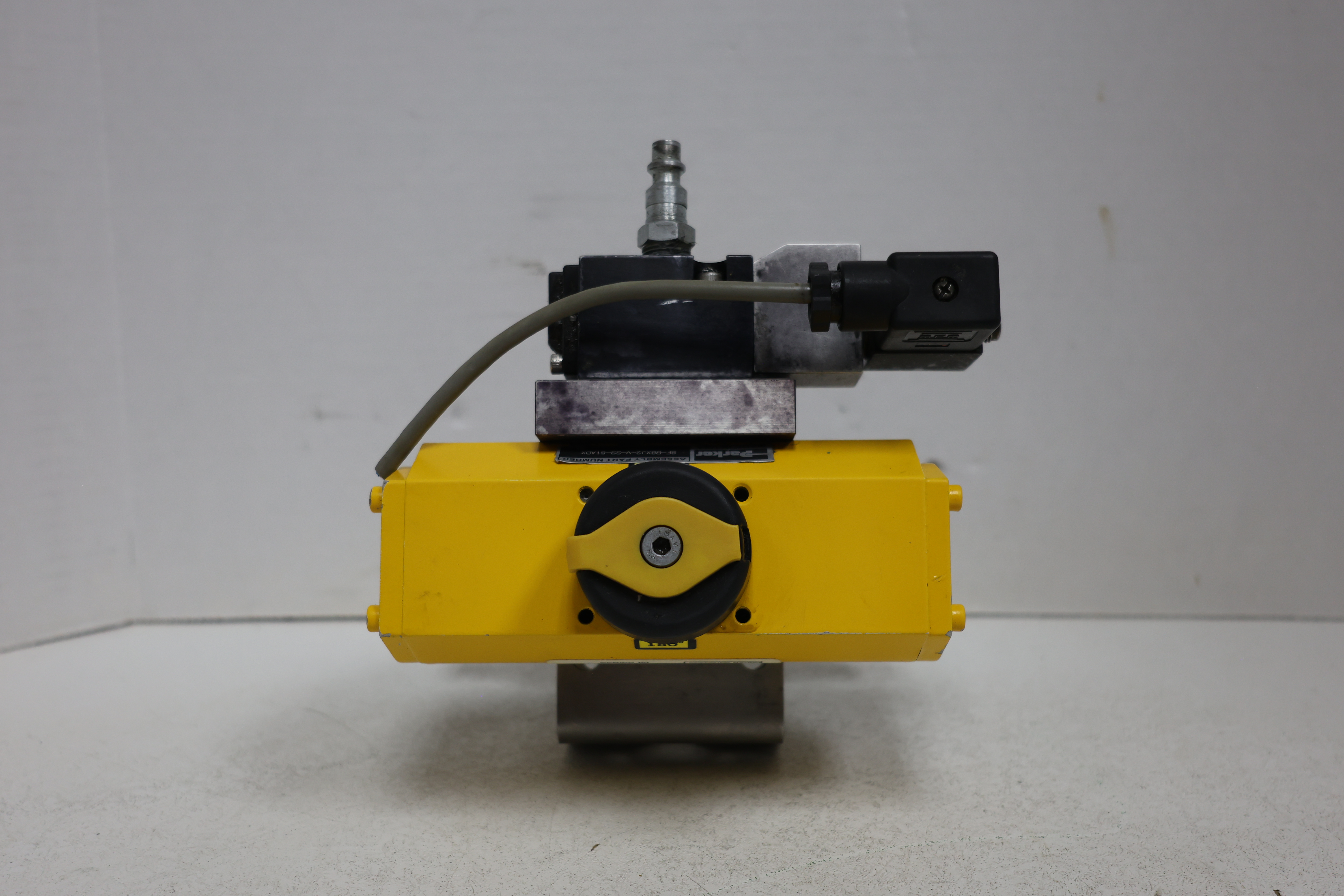 Used Parker 8F-B8XJ2-V-SS-61ADX Series 60 3-Way Pneumatic Ball Valve 1/2" SS GHA-122
