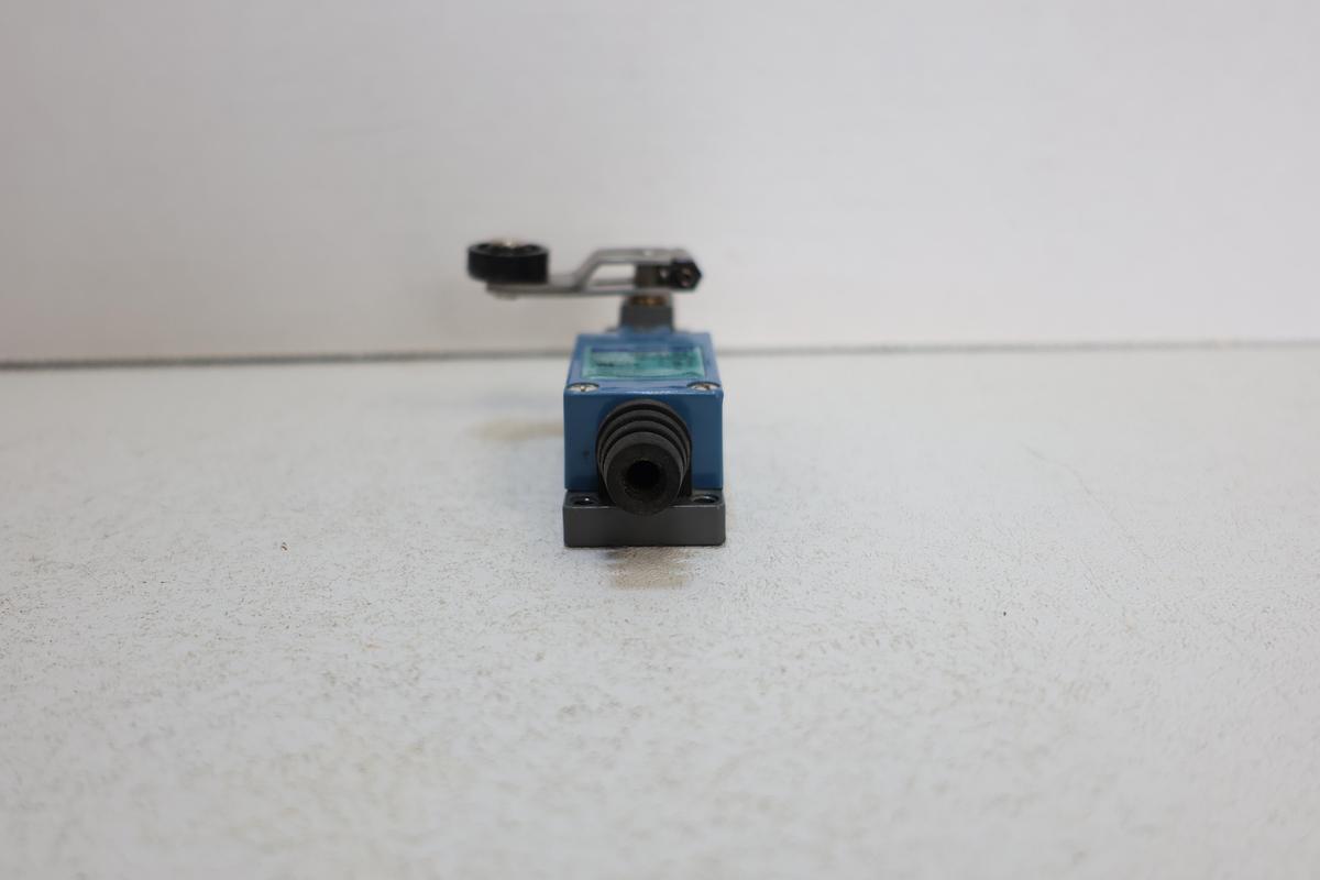 Moujen ME-8104 Limit Switch Side Rotary Roller Lever SPDT 5A 250VAC IP65 NEW