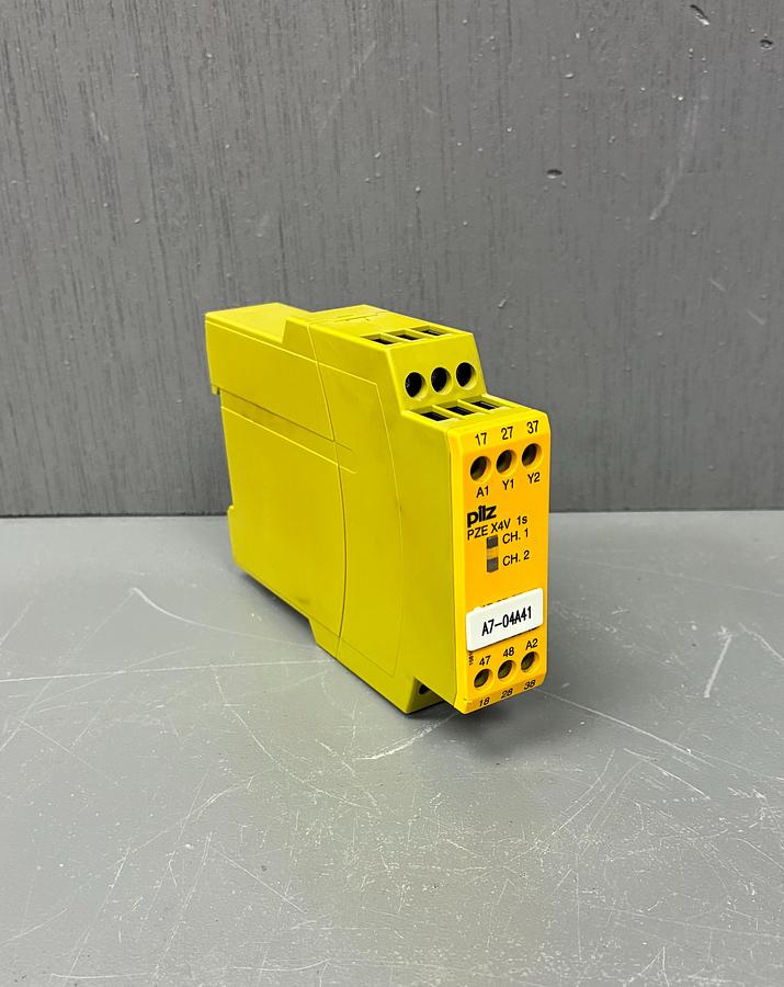 Used PILZ PZE X4V 1/24VDC 4n/o fix SAFETY RELAY 24 VDC 2,5 W GHC-34
