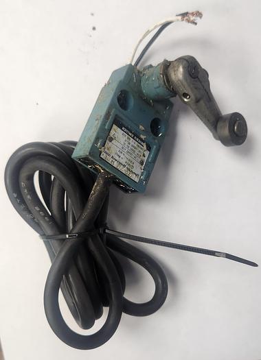 Used Yamatake Honeywell Micro Switch 14CE6-3JG with arm - GHA-158-C3