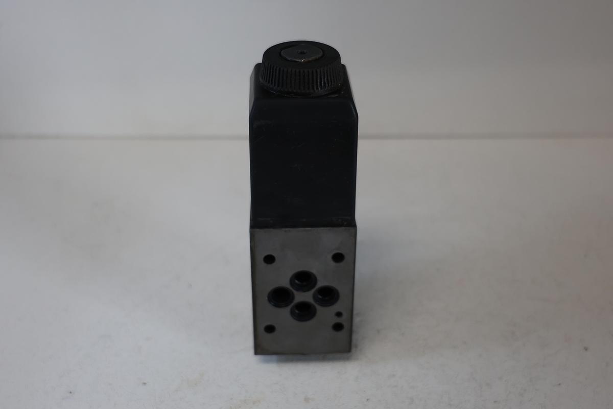 Used Vickers DG4V-3S-2A-M-U-H5-60 Solenoid Operated Directional Control Valve – Used GHA-184