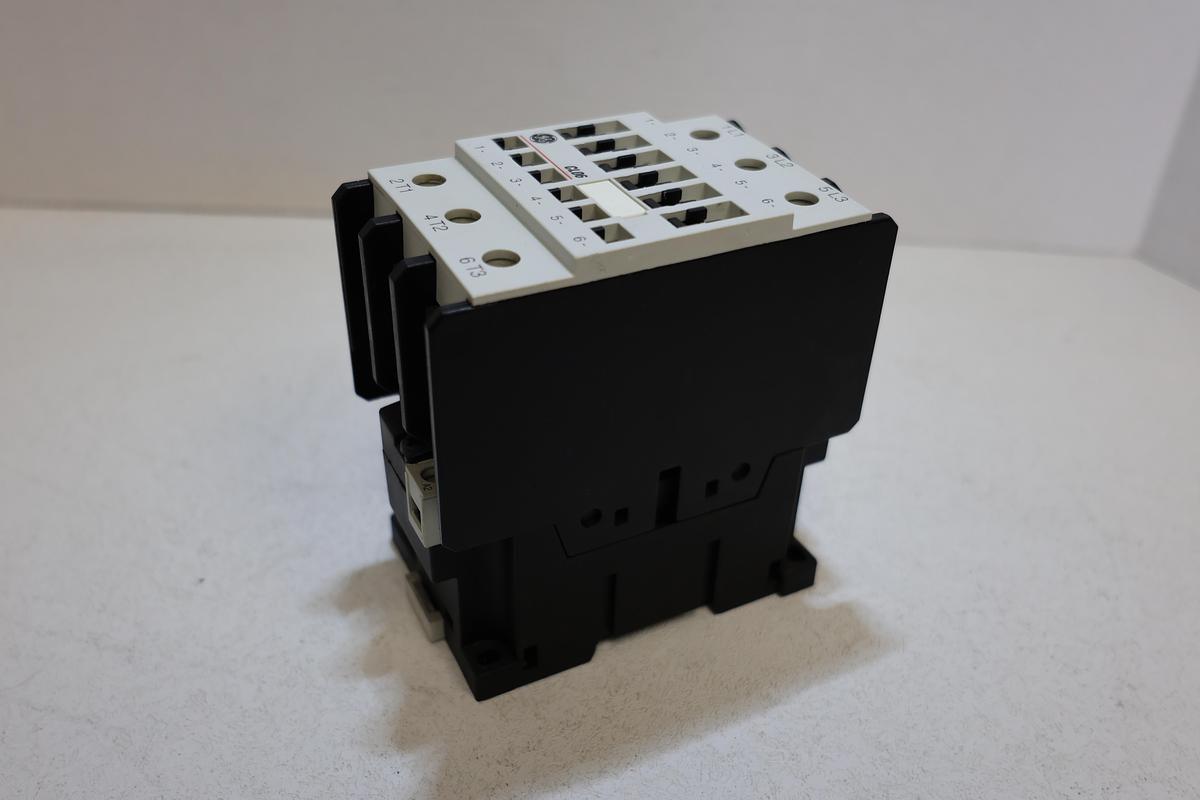 Used GE CL06A300MGE General Electric CL06A300M 3-Pole Contactor 60A Industrial Used