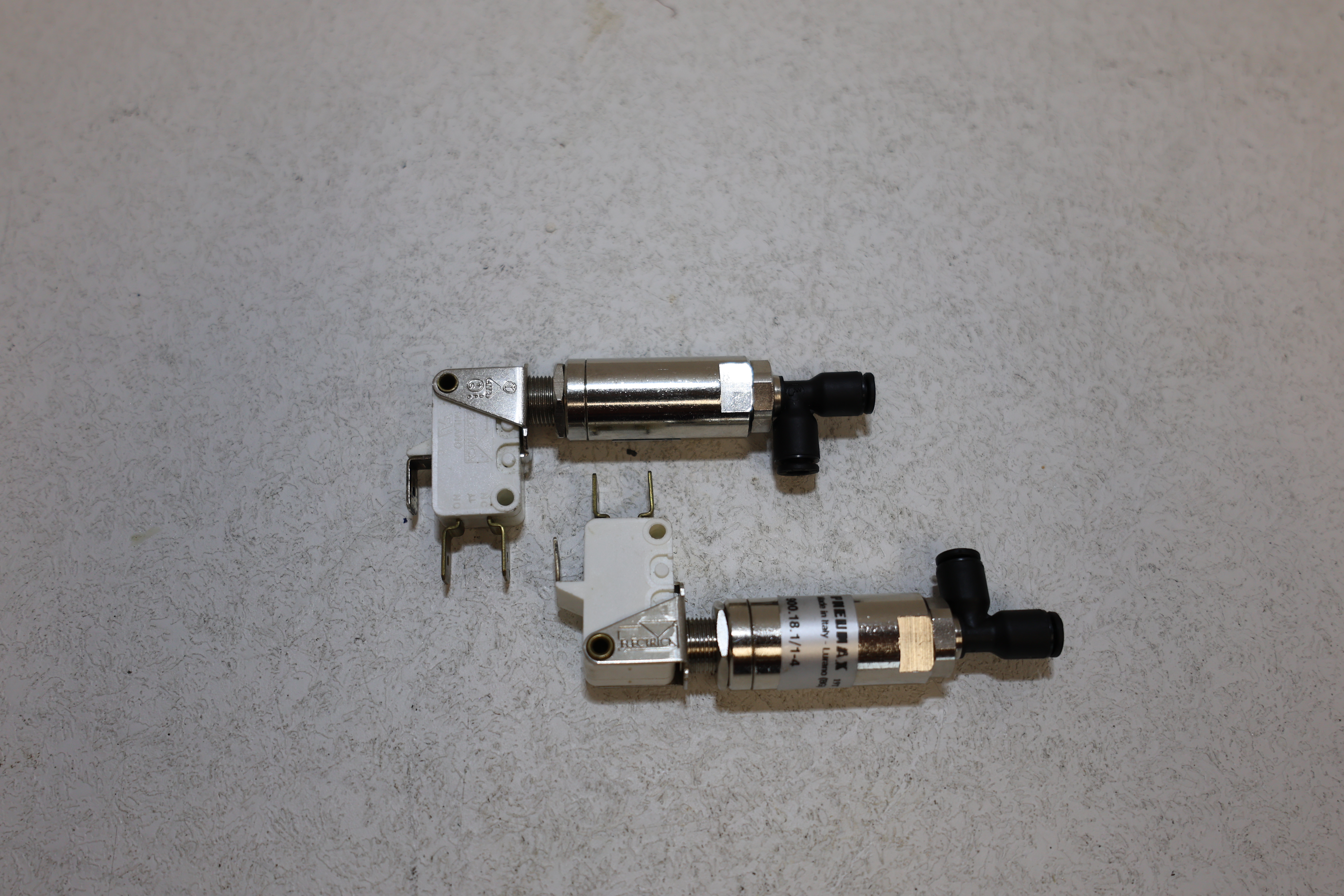 Used Lot of 2 Pneumax 900.18.1/1-4 Pneumatic Cylinders w/ Limit Switches Used